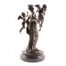 Статуя «Женщина с двумя ангелами на перекладине»